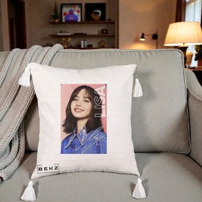 Perna Personalizata K-pop BLACKPINK Lisa cu Semnatura, 40x40 cm, Bej cu Franjuri, Husa Detasabila, Perna Inclusa, BEKZ®