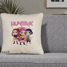 Perna Personalizata K-pop HUNTRX Trio Chibi cu Arme, 40x40 cm, Bej Canapea, Husa Detasabila, Perna Inclusa, BEKZ®