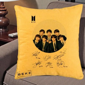 Perna Personalizata K-pop BTS Fotografie Grup Costum Negru si Autografe Cerc, 40x40 cm, Galben, Husa Detasabila, Perna Inclusa, BEKZ®