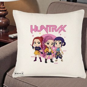 Perna Personalizata K-pop HUNTRX Trio Chibi cu Arme, 40x40 cm, Crem Reliefat, Husa Detasabila, Perna Inclusa, BEKZ®