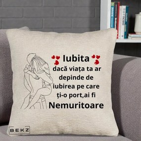 Cadou pentru Iubita - Perna Personalizata Iubita Nemuritoare cu Cuplu Line-Art si Inimi Rosii, 40x40 cm, Bej Canapea, Husa Detasabila, Perna Inclusa, BEKZ®