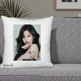 Perna Personalizata K-pop BLACKPINK Jennie Editorial Negru cu Inele, 40x40 cm, Alb Pufos, Husa Detasabila, Perna Inclusa, BEKZ®