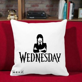 Perna Personalizata Wednesday Addams cu Brate Incrucisate, 40x40 cm, Alba Mata, Husa Detasabila, Perna Inclusa, BEKZ®