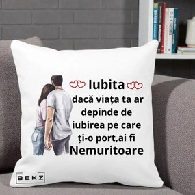 Cadou pentru Iubita - Perna Personalizata Iubita Nemuritoare cu Cuplu Acuarela Roz si Inimi, 40x40 cm, Alba Mata, Husa Detasabila, Perna Inclusa, BEKZ®