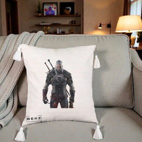 Perna Personalizata The Witcher Geralt of Rivia Portret, 40x40 cm, Bej cu Franjuri, Husa Detasabila, Perna Inclusa, BEKZ®