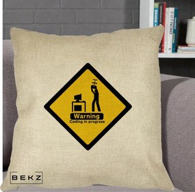 Perna Personalizata Warning Coding in Progress, 40x40 cm, Crem, Husa Detasabila, Perna Inclusa, BEKZ®