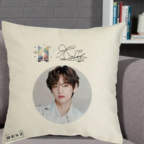 Perna Personalizata K-pop BTS V Taehyung Portret Cerc Autograf, 40x40 cm, Ecru, Husa Detasabila, Perna Inclusa, BEKZ®