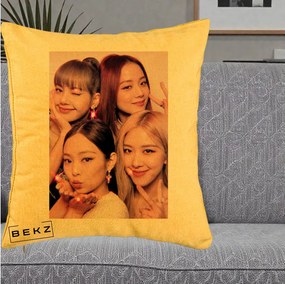 Perna Personalizata K-pop BLACKPINK Foto Grup Selfie Roz cu Glitter, 40x40 cm, Galben, Husa Detasabila, Perna Inclusa, BEKZ®