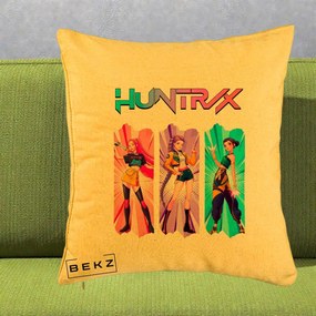 Perna Personalizata K-pop HUNTRX Trio cu Pisica in Benzi, 40x40 cm, Galben, Husa Detasabila, Perna Inclusa, BEKZ®