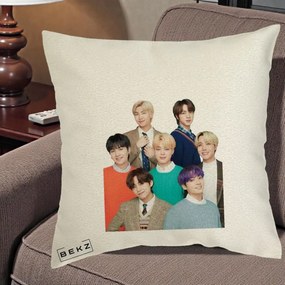 Perna Personalizata K-pop BTS Fotografie Grup Tinute Elegante, 40x40 cm, Ecru, Husa Detasabila, Perna Inclusa, BEKZ®