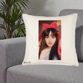 Perna Personalizata K-pop BLACKPINK Rose cu Funda Rosie, 40x40 cm, Crem Reliefat, Husa Detasabila, Perna Inclusa, BEKZ®