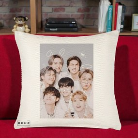 Perna Personalizata K-pop BTS Foto Grup Cute cu Animatii si 7 Membrii, 40x40 cm, Crem Reliefat, Husa Detasabila, Perna Inclusa, BEKZ®