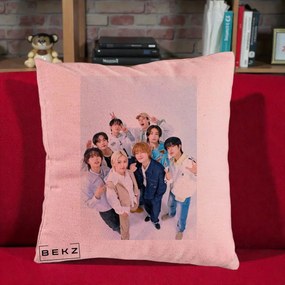 Perna Personalizata K-pop Stray Kids Foto Grup Alb cu 8 Membrii de Sus, 40x40 cm, Roz, Husa Detasabila, Perna Inclusa, BEKZ®