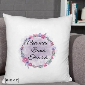 Cadou pentru Soacra - Perna Personalizata Cea mai Buna Soacra cu Coronita Flori Roz si Mov, 40x40 cm, Alb Pufos, Husa Detasabila, Perna Inclusa, BEKZ®