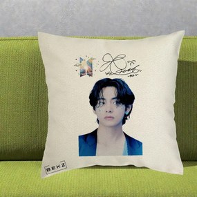 Perna Personalizata K-pop BTS V Taehyung Portret cu Autograf, 40x40 cm, Ecru, Husa Detasabila, Perna Inclusa, BEKZ®