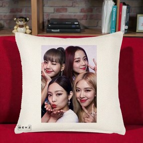 Perna Personalizata K-pop BLACKPINK Foto Grup Selfie 4 Membre, 40x40 cm, Crem Reliefat, Husa Detasabila, Perna Inclusa, BEKZ®