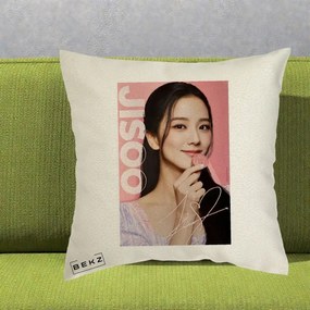 Perna Personalizata K-pop BLACKPINK Jisoo cu Semnatura si Fond Roz, 40x40 cm, Ecru, Husa Detasabila, Perna Inclusa, BEKZ®