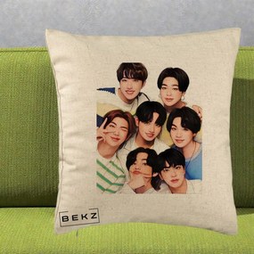 Perna Personalizata K-pop BTS Bangtan Boys Portret Grup Fanart, 40x40 cm, Bej, Husa Detasabila, Perna Inclusa, BEKZ®