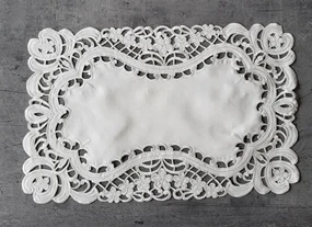 Față de masă elegantă cu broderie decorativă - alb Lățime: 30 cm | Lungime: 45 cm