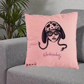 Perna Personalizata Wednesday Addams cu Caine Dalmatian, 40x40 cm, Roz, Husa Detasabila, Perna Inclusa, BEKZ®
