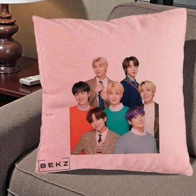 Perna Personalizata K-pop BTS Fotografie Grup Tinute Elegante, 40x40 cm, Roz, Husa Detasabila, Perna Inclusa, BEKZ®