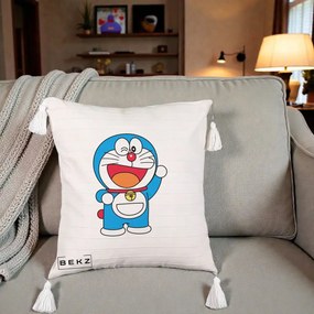 Perna Personalizata Doraemon Salutand, 40x40 cm, Bej cu Franjuri, Husa Detasabila, Perna Inclusa, BEKZ®