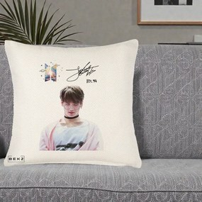 Perna Personalizata K-pop BTS Jungkook Portret cu Ochelari Autograf, 40x40 cm, Crem Reliefat, Husa Detasabila, Perna Inclusa, BEKZ®