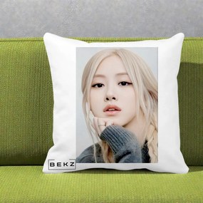 Perna Personalizata K-pop BLACKPINK Rose cu Jucarie de Plus, 40x40 cm, Alba Mata, Husa Detasabila, Perna Inclusa, BEKZ®