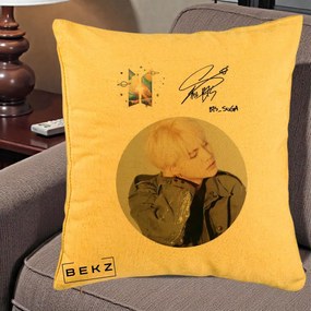 Perna Personalizata K-pop BTS Suga Portret cu Autograf, 40x40 cm, Galben, Husa Detasabila, Perna Inclusa, BEKZ®