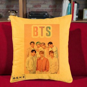 Perna Personalizata K-pop BTS Foto Grup cu BTS si Fond Roz Pastel, 40x40 cm, Galben, Husa Detasabila, Perna Inclusa, BEKZ®