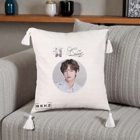 Perna Personalizata K-pop BTS V Taehyung Portret Cerc Autograf, 40x40 cm, Bej cu Franjuri, Husa Detasabila, Perna Inclusa, BEKZ®