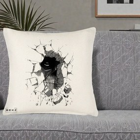Perna Personalizata Attack on Titan Titan Crapand Zidul, 40x40 cm, Crem Reliefat, Husa Detasabila, Perna Inclusa, BEKZ®