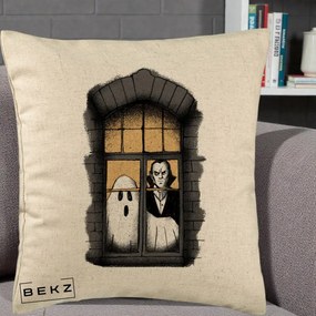 Perna Decorativa Halloween Fantoma si Dracula la Fereastra, 40x40 cm, Bej, Husa Detasabila, Perna Inclusa, BEKZ®