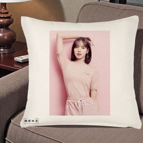 Perna Personalizata K-pop BLACKPINK Lisa Roz, 40x40 cm, Crem Reliefat, Husa Detasabila, Perna Inclusa, BEKZ®