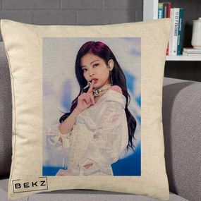 Perna Personalizata K-pop BLACKPINK Jennie Concert Alb cu Microfon, 40x40 cm, Bej, Husa Detasabila, Perna Inclusa, BEKZ®