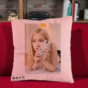 Perna Personalizata K-pop BLACKPINK Rose cu Papusa Iepure, 40x40 cm, Roz, Husa Detasabila, Perna Inclusa, BEKZ®