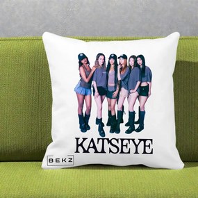 Perna Personalizata K-pop KATSEYE Grup Foto Tinute Gri, 40x40 cm, Alba Mata, Husa Detasabila, Perna Inclusa, BEKZ®