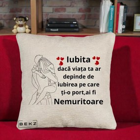 Cadou pentru Iubita - Perna Personalizata Iubita Nemuritoare cu Cuplu Line-Art si Inimi Rosii, 40x40 cm, Bej Canapea, Husa Detasabila, Perna Inclusa, BEKZ®