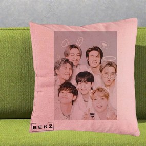 Perna Personalizata K-pop BTS Foto Grup Cute cu Animatii si 7 Membrii, 40x40 cm, Roz, Husa Detasabila, Perna Inclusa, BEKZ®