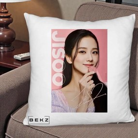 Perna Personalizata K-pop BLACKPINK Jisoo cu Semnatura si Fond Roz, 40x40 cm, Alb Pufos, Husa Detasabila, Perna Inclusa, BEKZ®