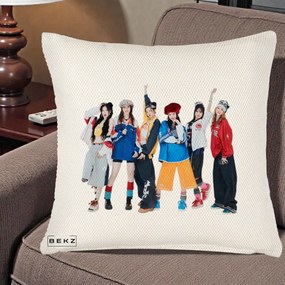 Perna Personalizata Grup K-pop Fete in Picioare Foto, 40x40 cm, Crem Reliefat, Husa Detasabila, Perna Inclusa, BEKZ®