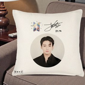 Perna Personalizata K-pop BTS Jungkook Portret cu Autograf, 40x40 cm, Crem Reliefat, Husa Detasabila, Perna Inclusa, BEKZ®