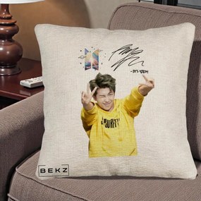 Perna Personalizata K-pop BTS RM Namjoon Hanorac Galben Autograf, 40x40 cm, Bej Canapea, Husa Detasabila, Perna Inclusa, BEKZ®