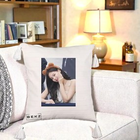 Perna Personalizata K-pop BLACKPINK Jennie Cute cu Diadema Ursulet, 40x40 cm, Bej cu Franjuri, Husa Detasabila, Perna Inclusa, BEKZ®