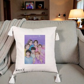 Perna Personalizata K-pop BTS Our Universe Fanart Violet Pastel, 40x40 cm, Bej cu Franjuri, Husa Detasabila, Perna Inclusa, BEKZ®