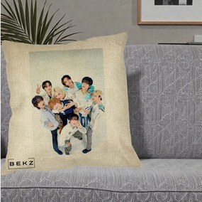 Perna Personalizata K-pop Stray Kids Foto Grup Bleu, 40x40 cm, Crem, Husa Detasabila, Perna Inclusa, BEKZ®