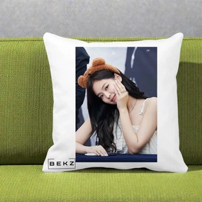 Perna Personalizata K-pop BLACKPINK Jennie Cute cu Diadema Ursulet, 40x40 cm, Alba Mata, Husa Detasabila, Perna Inclusa, BEKZ®