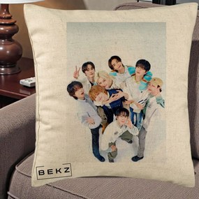 Perna Personalizata K-pop Stray Kids Foto Grup Bleu, 40x40 cm, Bej, Husa Detasabila, Perna Inclusa, BEKZ®