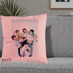 Perna Personalizata K-pop Stray Kids Foto Grup Bleu, 40x40 cm, Roz, Husa Detasabila, Perna Inclusa, BEKZ®