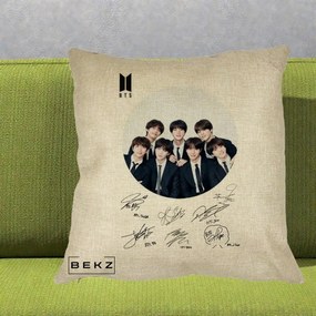 Perna Personalizata K-pop BTS Fotografie Grup Costum Negru si Autografe Cerc, 40x40 cm, Crem, Husa Detasabila, Perna Inclusa, BEKZ®